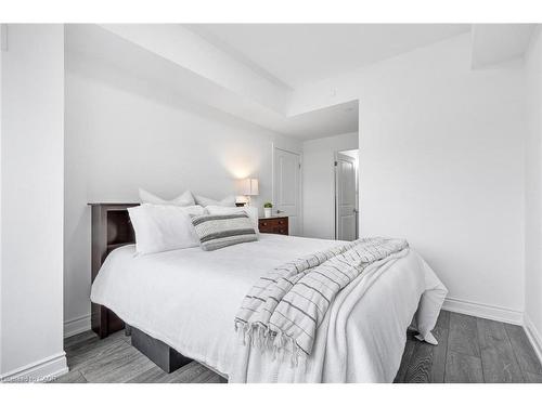 226-1050 Main Street E, Milton, ON - Indoor Photo Showing Bedroom