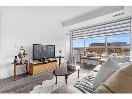 226-1050 Main Street E, Milton, ON - Indoor Photo Showing Living Room