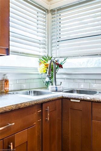 105 Mcelroy Road E, Hamilton, ON - Indoor Photo Showing Kitchen