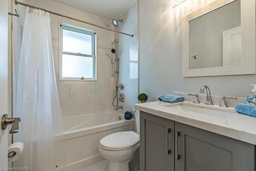 105 Mcelroy Road E, Hamilton, ON - Indoor Photo Showing Bathroom