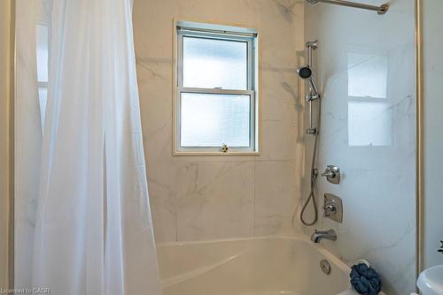 105 Mcelroy Road E, Hamilton, ON - Indoor Photo Showing Bathroom