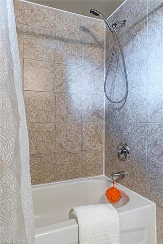 105 Mcelroy Road E, Hamilton, ON - Indoor Photo Showing Bathroom