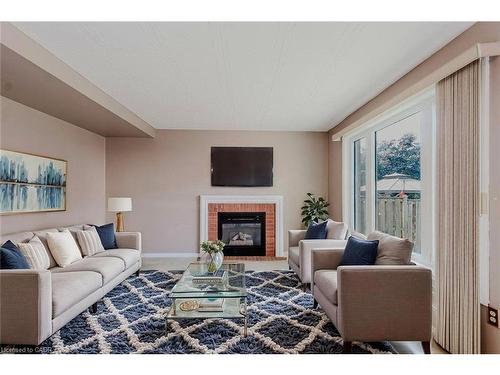 195 Duncairn Crescent, Hamilton, ON - Indoor Photo Showing Living Room With Fireplace