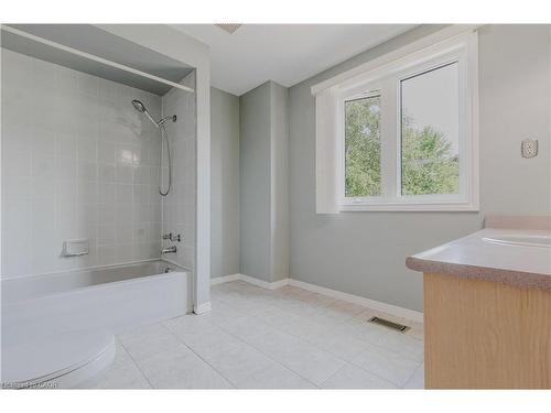 195 Duncairn Crescent, Hamilton, ON - Indoor Photo Showing Bathroom
