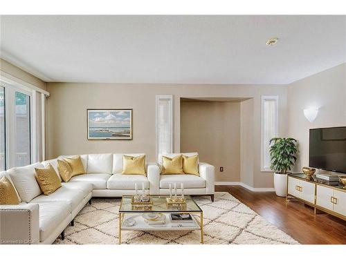 195 Duncairn Crescent, Hamilton, ON - Indoor Photo Showing Living Room