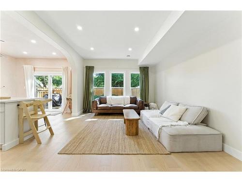 13 Linden Street, Aylmer, ON - Indoor Photo Showing Living Room