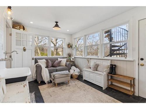 123 Main Street W, Grimsby, ON - Indoor Photo Showing Living Room