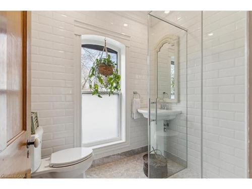 123 Main Street W, Grimsby, ON - Indoor Photo Showing Bathroom