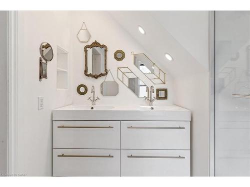 123 Main Street W, Grimsby, ON - Indoor Photo Showing Bathroom