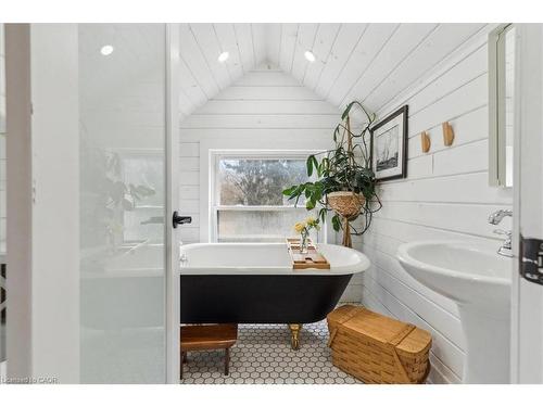 123 Main Street W, Grimsby, ON - Indoor Photo Showing Bathroom