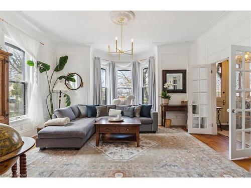 123 Main Street W, Grimsby, ON - Indoor Photo Showing Living Room