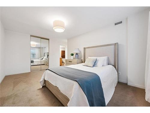 504-300 Keats Way, Waterloo, ON - Indoor Photo Showing Bedroom