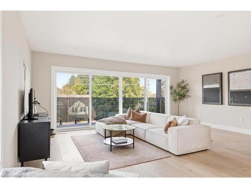 95 William Street W, Waterloo, ON - Indoor Photo Showing Living Room