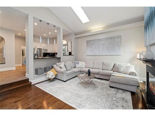 381 Queen Street S, Hamilton, ON - Indoor Photo Showing Living Room