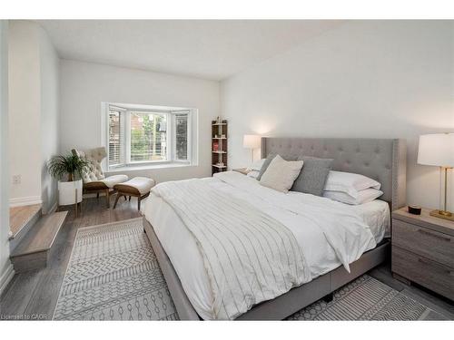 381 Queen Street S, Hamilton, ON - Indoor Photo Showing Bedroom