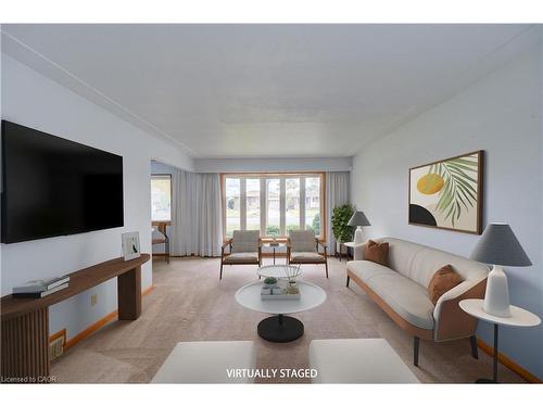 930 Upper Ottawa Street, Hamilton, ON - Indoor Photo Showing Living Room