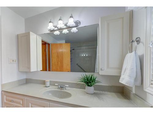 930 Upper Ottawa Street, Hamilton, ON - Indoor Photo Showing Bathroom