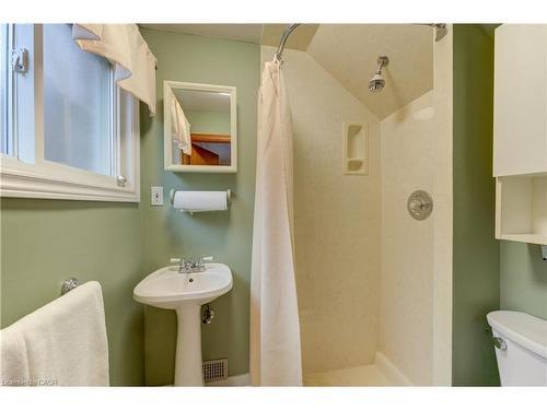930 Upper Ottawa Street, Hamilton, ON - Indoor Photo Showing Bathroom