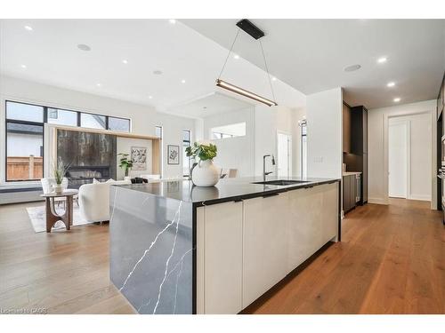 1613 G Lookout Street, Fonthill, ON - Indoor Photo Showing Kitchen With Upgraded Kitchen