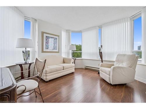 702-6 Willow Street, Waterloo, ON - Indoor Photo Showing Living Room