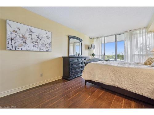 702-6 Willow Street, Waterloo, ON - Indoor Photo Showing Bedroom