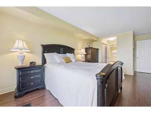 702-6 Willow Street, Waterloo, ON - Indoor Photo Showing Bedroom