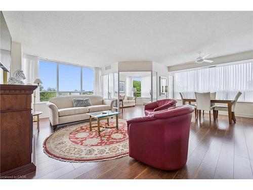 702-6 Willow Street, Waterloo, ON - Indoor Photo Showing Living Room