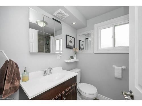 128 Crosthwaite Avenue N, Hamilton, ON - Indoor Photo Showing Bathroom