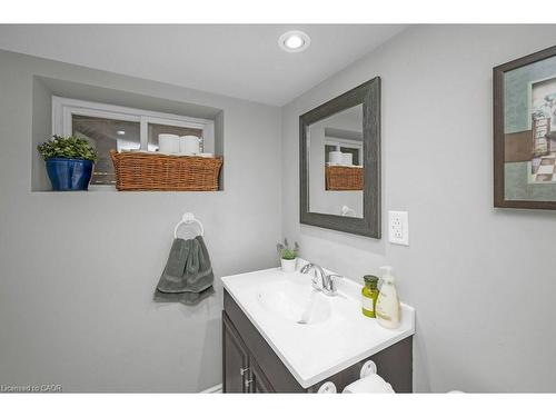 128 Crosthwaite Avenue N, Hamilton, ON - Indoor Photo Showing Bathroom