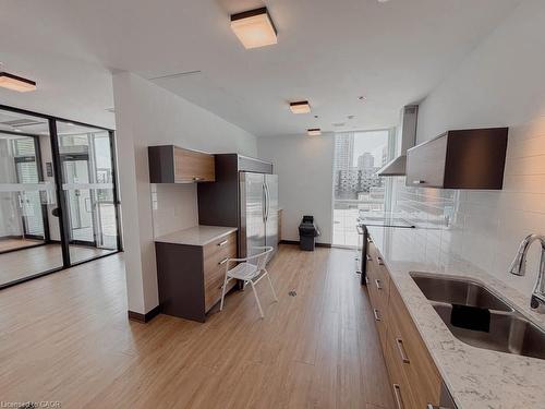 409-60 Charles Street W, Kitchener, ON - Indoor Photo Showing Kitchen With Double Sink