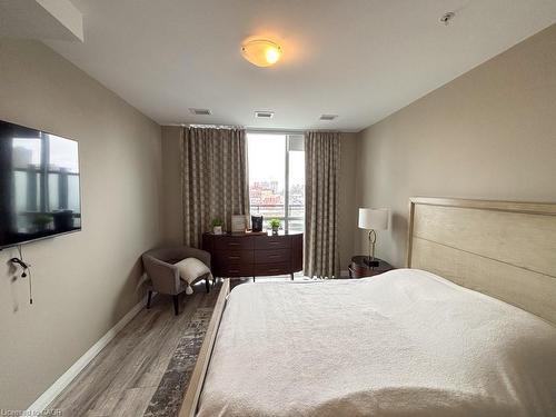 409-60 Charles Street W, Kitchener, ON - Indoor Photo Showing Bedroom