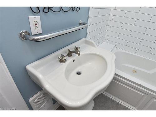 61 Burlington Street W, Hamilton, ON - Indoor Photo Showing Bathroom