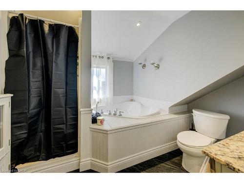 207 Hedley Street, Cambridge, ON - Indoor Photo Showing Bathroom