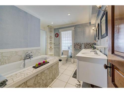 207 Hedley Street, Cambridge, ON - Indoor Photo Showing Bathroom