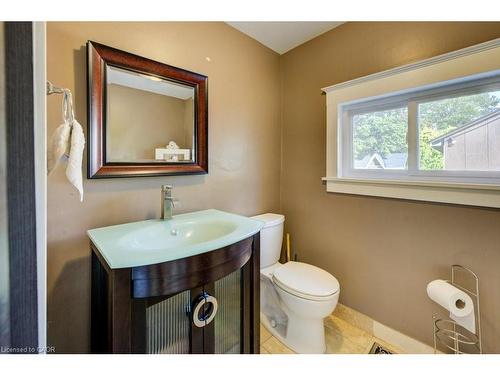 207 Hedley Street, Cambridge, ON - Indoor Photo Showing Bathroom