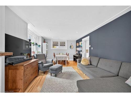 93 Paradise Road N, Hamilton, ON - Indoor Photo Showing Living Room