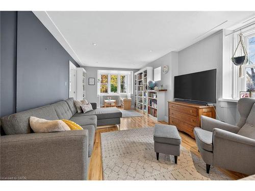 93 Paradise Road N, Hamilton, ON - Indoor Photo Showing Living Room
