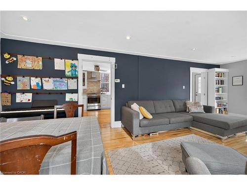 93 Paradise Road N, Hamilton, ON - Indoor Photo Showing Living Room