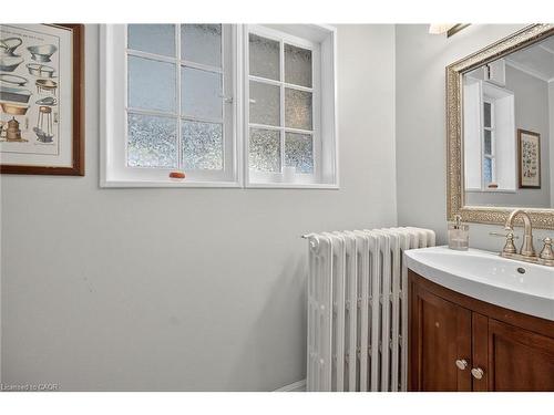 93 Paradise Road N, Hamilton, ON - Indoor Photo Showing Bathroom