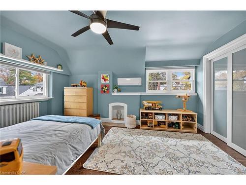 93 Paradise Road N, Hamilton, ON - Indoor Photo Showing Bedroom