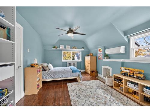 93 Paradise Road N, Hamilton, ON - Indoor Photo Showing Bedroom