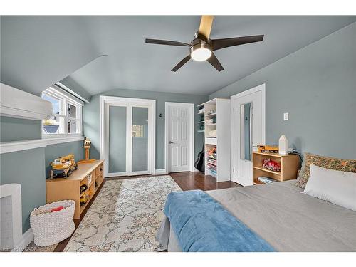 93 Paradise Road N, Hamilton, ON - Indoor Photo Showing Bedroom