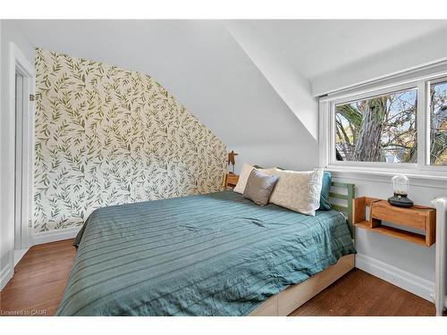 93 Paradise Road N, Hamilton, ON - Indoor Photo Showing Bedroom