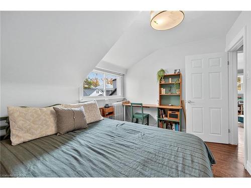 93 Paradise Road N, Hamilton, ON - Indoor Photo Showing Bedroom
