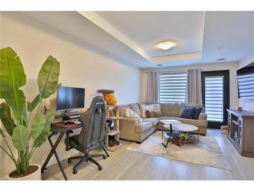 118-5 Wake Robin Drive, Kitchener, ON - Indoor Photo Showing Living Room