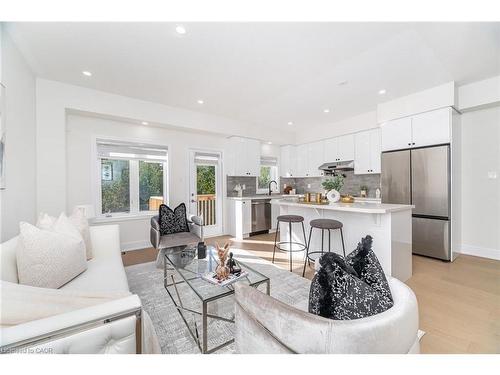 102-305 Garner Road, Hamilton, ON - Indoor Photo Showing Living Room