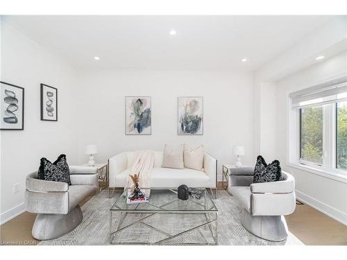 102-305 Garner Road, Hamilton, ON - Indoor Photo Showing Living Room