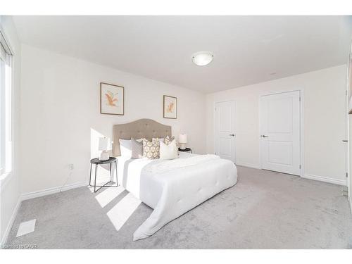 102-305 Garner Road, Hamilton, ON - Indoor Photo Showing Bedroom