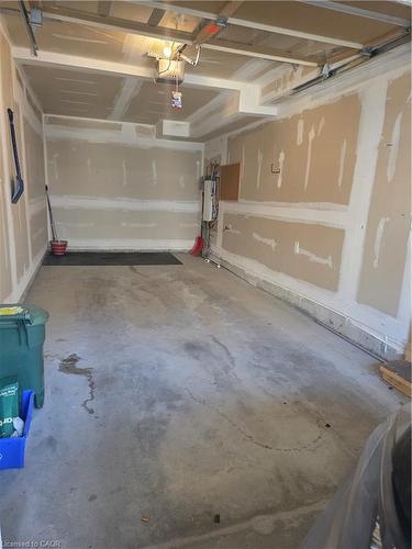 27-2571 Ladyfern Crossing, Pickering, ON - Indoor Photo Showing Garage