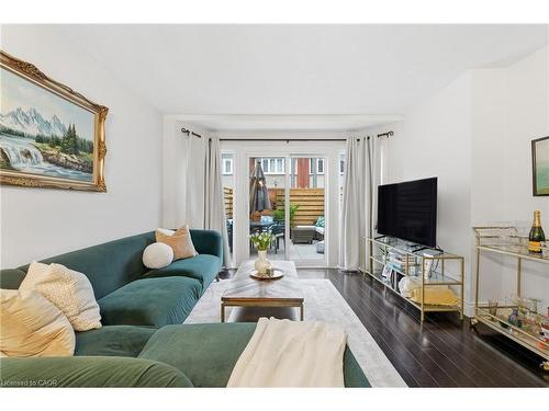 614-895 Maple Avenue, Burlington, ON - Indoor Photo Showing Living Room
